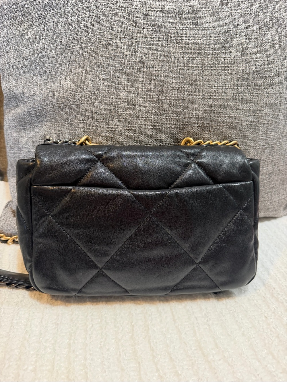 CHANEL Black Quilted Leather Shoulder Bag with Gold Hardware - Picture 12 of 16